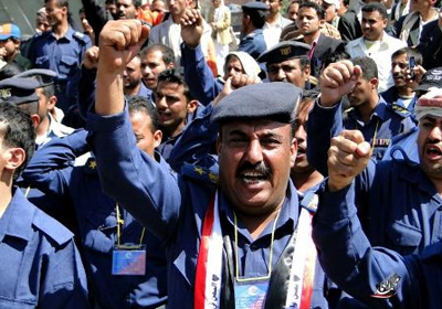 تظاهرالمئات من المنتسبين للقوات الجوية والدفاع  الجوي في اليمن  للمطالبة "بإقالة اللواء محمد صالح الأحمر قائد  القوات الجوية